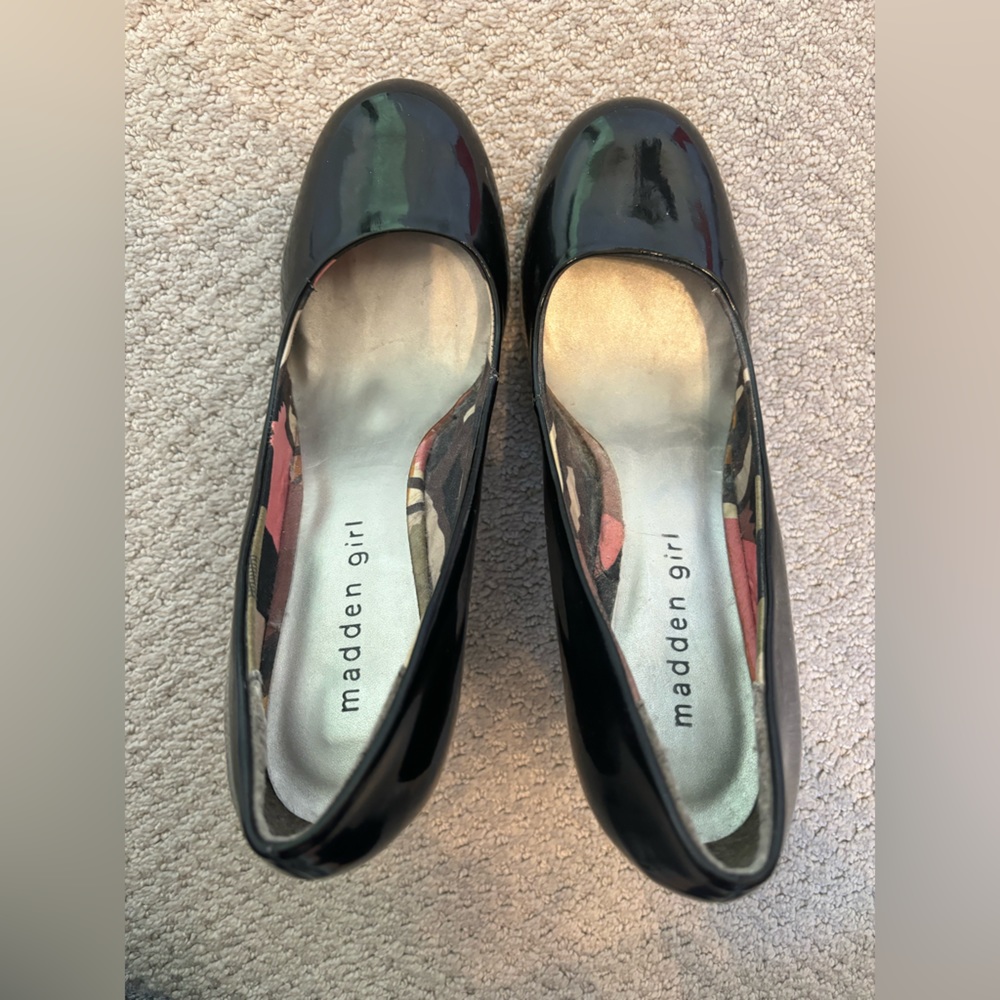 Madden Girl Round Toe Sursey Black Patent Leather Pumps size 8.5